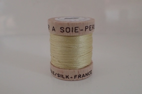 Lysegul knaphulssilke