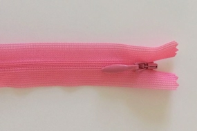 Lyserød lynlås 55 cm.