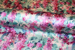 Satinvævet silke med blomsterklynger