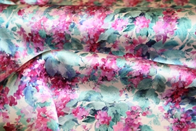 Satinvævet silke med blomsterklynger