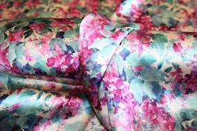 Satinvævet silke med blomsterklynger