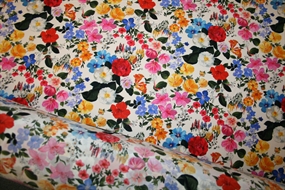 Silke crepe de chine med farverige blomster