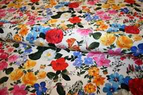 Silke crepe de chine med farverige blomster