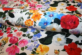 Silke crepe de chine med farverige blomster