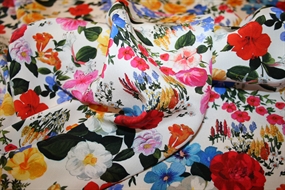 Silke crepe de chine med farverige blomster