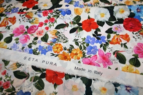 Silke crepe de chine med farverige blomster