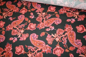 Bomulds stof med sjalsmønster på en sort bund