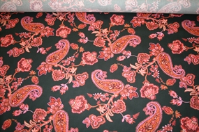 Bomulds stof med sjalsmønster på en sort bund