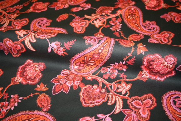 Bomulds stof med sjalsmønster på en sort bund