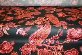 Bomulds stof med sjalsmønster på en sort bund