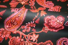 Bomulds stof med sjalsmønster på en sort bund