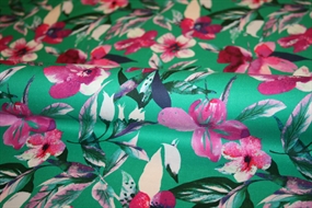 Twillvævet bomulds stof med pink blomster på en græsgrøn bund