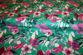 Twillvævet bomulds stof med pink blomster på en græsgrøn bund