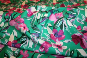 Twillvævet bomulds stof med pink blomster på en græsgrøn bund