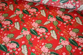 Bomuld med lyserøde blomster på rød bund