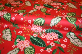 Bomuld med lyserøde blomster på rød bund