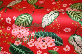 Bomuld med lyserøde blomster på rød bund