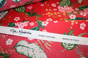 Bomuld med lyserøde blomster på rød bund