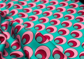 Bomuldsstof med retro-print i turkis og lyserød