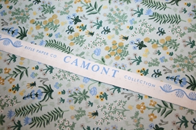 Blomstret bomuldsstof til patchwork og beklædning \'Camont Mint\'