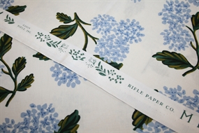 Bomulds stof med hydrangea blomster på en flødefarvet bund