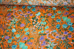 Bomuldsstof med blomster på orange bund
