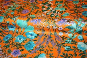 Bomuldsstof med blomster på orange bund