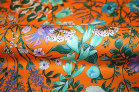Bomuldsstof med blomster på orange bund