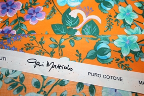 Bomuldsstof med blomster på orange bund