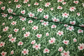 Bomulds stof med lyserøde blomster på en grøn mark