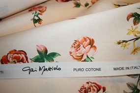 Satinvævet bomuldsstof med roser