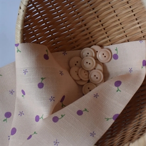 Bomuld -og viskoseblanding med lilla bærfrugter på sand bund