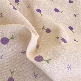 Bomuld -og viskoseblanding med lilla bærfrugter på sand bund