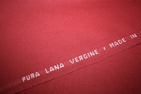 Vinrød uld twill fra Italien