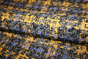 Uld bouclé i gule, grå og blå nuancer