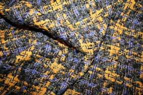 Uld bouclé i gule, grå og blå nuancer