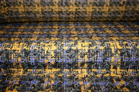 Uld bouclé i gule, grå og blå nuancer