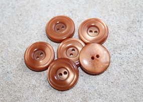 Karamel brun 2-huls knap 15 mm.