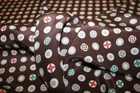 Deadstock silke stof med LV loger på brun bund