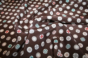 Deadstock silke stof med LV loger på brun bund