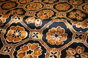 Deadstock uld -og silkeblanding med grafisk print i okker og sort