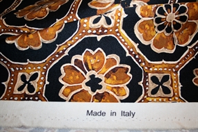 Deadstock uld -og silkeblanding med grafisk print i okker og sort