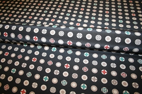 Deadstock silke stof med LV logoer på gråsort bund