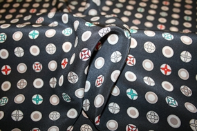 Deadstock silke stof med LV logoer på gråsort bund