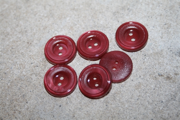 Mørkerød knap 15 mm.