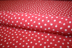Rød viscose med hvide prikker