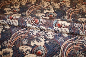 Liberty silke crepe de chine med påfuglefjer