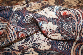 Liberty silke crepe de chine med påfuglefjer