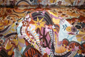 Silke stof fra Liberty Fabrics med arkitektonisk print og afdæmpede farve