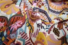 Silke stof fra Liberty Fabrics med arkitektonisk print og afdæmpede farve